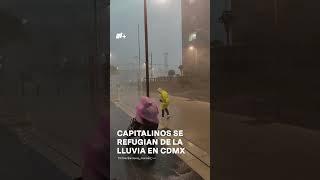 Capitalinos se refugian de la lluvia en CDMX #nmas #cdmx #shorts