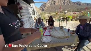 Kenna Soqui haciendo tortillas grandes de harina sobaqueras