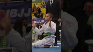 Perfectly executed triangle arm-bar by Giovanah Oliveira! #ibjjf #bjj #jiujitsu