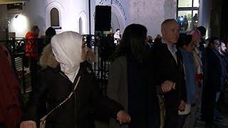 Raw: 1,000 Join 'Ring of Peace' at Synagogue