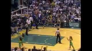 One of the greatest Alley-Oop dunks ever. Payton to Kemp