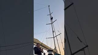 Подъем на мачту  Самое неприятное в яхтинге .