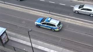 [Vollbremsung auf Einsatzfahrt] Dresdner Polizei auf Einsatzfahrt/Police Emergency braking in drive
