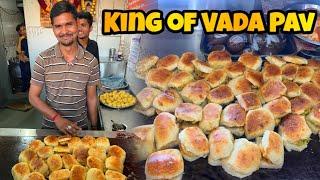 Sabse famous lehsun ki chutney wala Vada Pav  यहाँ Goli ki speed se bhi तेज़ Vada Pav बिकता है 