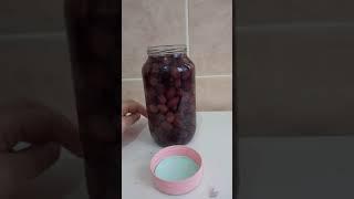 Suda ev yapımı siyah zeytin