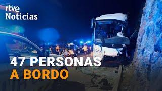 ACCIDENTE AUTOBÚS: DOS MUERTOS y SEIS HERIDOS de GRAVEDAD tras un GOLPE en el SUR de FRANCIA | RTVE