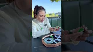 真挚的爱情！小姐姐不惜卖掉心爱的翡翠。 翡翠鉴定 高冰飘花 冰紫翡翠手镯 辣阳绿