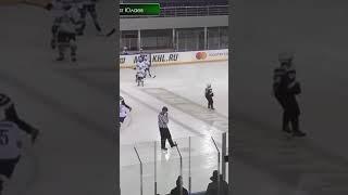 Угарный комментатор))) Вратарь -спайдермен