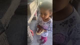 Tataranieta de Doña Coyo haciendo tortillas a sus 5 años