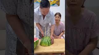 这样吃西瓜不脏衣服不脏地 #funny #沙雕剧情