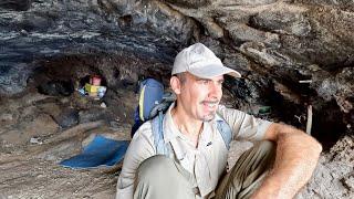 There are many caves like this here, but the view of the sea from this one is particularly beautiful