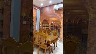 Hầm rượu vang bí mật trong phòng nhậu của chủ nhà quá hoành tráng