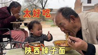 The old couple made a bowl of Shaanxi saozi noodles for their parents-in-law at home  and gave a th