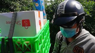 Phút trãi lòng của anh nhân viên giao hàng Shopee