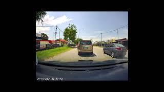 HONDA CITY WA5263U ,we queue for the traffic , you just cut the queue . no double  line ,can cut .