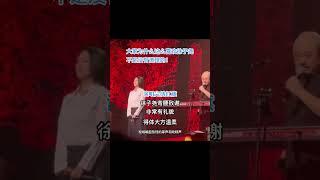 大家为什么那么喜欢徐子尧不是没有道理的。演唱完绣红旗，子尧三次弯腰向观众致谢。