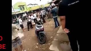 lagi lagi viral dua sejoli mesum di dalam mobil di grebek polisi sama warga