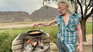 El Pinto prepara papas con endiablada, cebolla, ajo y tomate