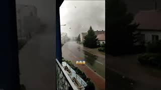 UN TORNADO DEVASTANTE RIPRESO DA MOLTO VICINO!!