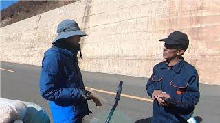 赠送砍柴刀，村民热情邀请我吃糌粑