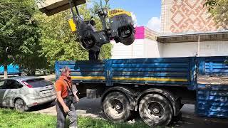 Манипулятор загружает  двухвальцовый  виброкаток GROST VR1000. vibrating roller GROSS VR1000.