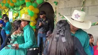 Aquí tenemos la guapa quinceañera disfrutando de su fiesta  y así gozan los muchachos