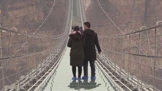 China "flota" en el cielo con un nuevo puente de cristal de récord