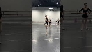 BALLERINA DOES 8 TURNS EN POINTE 🩰🫢 #turning #pirouette #ballet #pointe #ballerina