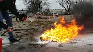 Gaszenie pożaru gaśnicą samochodową. Nie ma takiej opcji. fire fighting