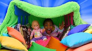 The baby doll is crying! The babysitter helps the baby doll build a pillow house. Videos for kids.