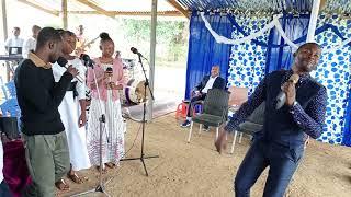 fr Trésor mbambukulu chante le dimanche