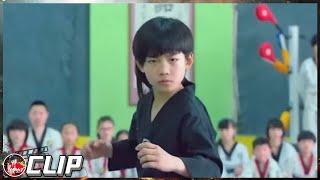 Kung fu boy Lin Qiunan beats his teacher to a pulp on his first day at the new school!《龙拳小子》