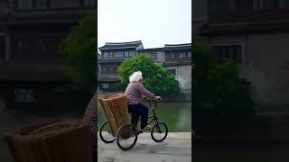 It's the limit. It's time for tricycles to pull goods to show their true technology. Fast and pass