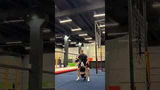 Новый элемент у Юли #чирлидинг #чирспорт #cheerleading #cheersport #cheer #sports #stunt