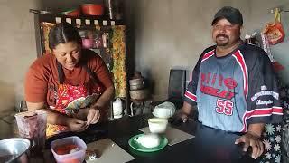 Preparando unas ricas enchiladas rojas para mi linda familia