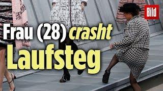 Frau crasht Laufsteg während Fashion-Show in Paris