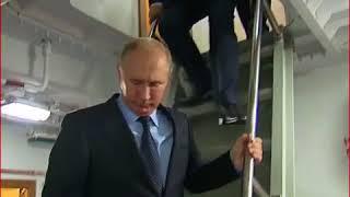 Владимир Путин осматривает новейший корвет "Совершенный"