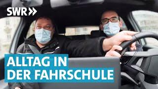 Fahrschulalltag: Geschlechterkampf, fremde Sitten und Panikattacken