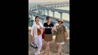 《关于我在大连去的漂亮地方合集》吃喝玩乐超详细攻略 琥珀湾四时鲸语悬崖海边：它们家有一个露台+私人沙滩，都是可以不消费就进去的，人很少，特别好拍。再顺着栈道往上走就可以看到小黄花们，和大海相得益