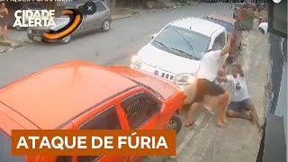 Carro estacionado em frente à garagem termina em briga