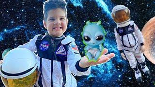 Caleb is an ASTRONAUT! Caleb PRETEND PLAY with MOMMY & BABY ALIENS from OUTERSPACE + Scavenger HUNT