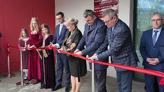 Nowa szkoła w Mysłowicach na Laryszu oficjalnie otwarta. Mateusz Morawiecki przeciął wstęgę
