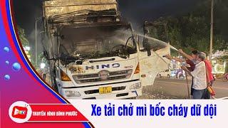 Đang dừng bên dường, xe tải chở mì bốc cháy dữ dội | BPTV