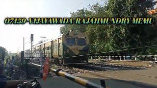 07549 - VIJAYAWADA -RAJAHMUNDRY MEMU SPECIAL EXPRESS LEVEL CROSSING|| SRI HARI TECH WORLD & VLOGS||