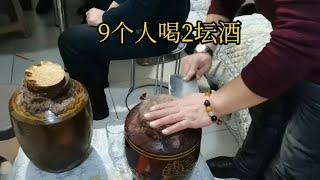 东北人喝酒有多猛？9个人喝2坛白酒4盆羊汤，谁能喝看表情就知道 #东北人【东北林区艾三】