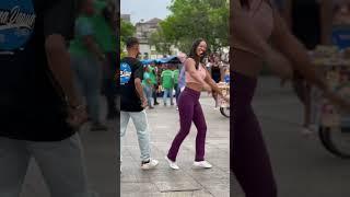 E o tio lá atrás de olho na nossa dança #dance #musica