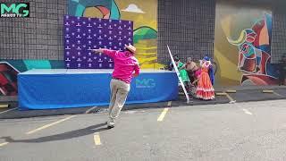 Al ritmo del Carbonero un grupo de danza presenta sus bailes a los transeúntes