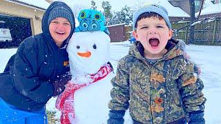 CALEB BUILDS A SNOWMAN PLAYS IN THE SNOW w/ AUBREY! Family Fun SNOW DAY Sledding & Snowball Fight ️