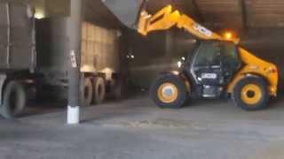 JCB-531-70 AGRI from LLC Landtech work with grain