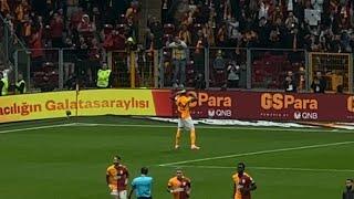 Osimhen golünden sonra İcardi sevinci ve Aşkın Olayım! (Galatasaray-Samsun tribün çekim)